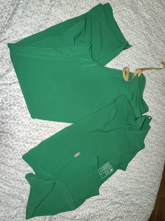 Figs Other - Figs Women's Scrub Top and Pants Set in Green